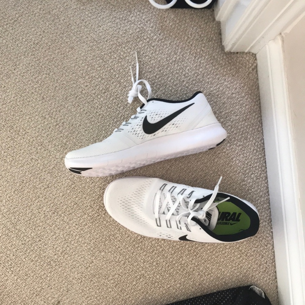 white nike gym shoes